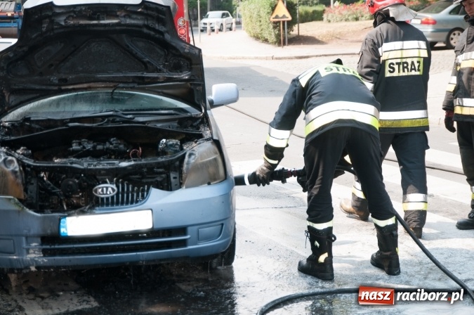 Zdjęcie w galerii na portalu naszraciborz.pl: Pożar samochodu na Drzymały. Nikomu nic się nie stało, centrum zakorkowało wiadomości z regionu