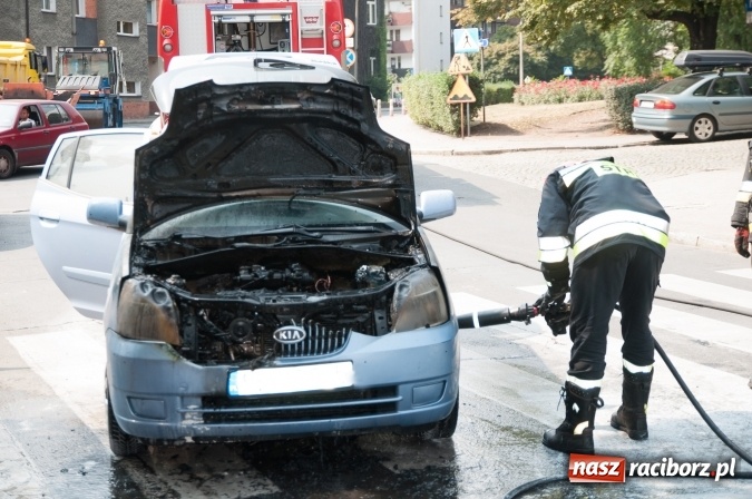 Zdjęcie w galerii na portalu naszraciborz.pl: Pożar samochodu na Drzymały. Nikomu nic się nie stało, centrum zakorkowało wiadomości z regionu