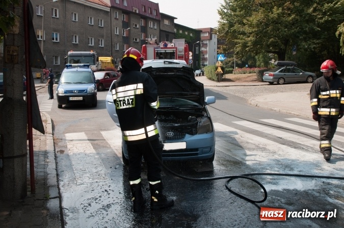 Zdjęcie w galerii na portalu naszraciborz.pl: Pożar samochodu na Drzymały. Nikomu nic się nie stało, centrum zakorkowało wiadomości z regionu