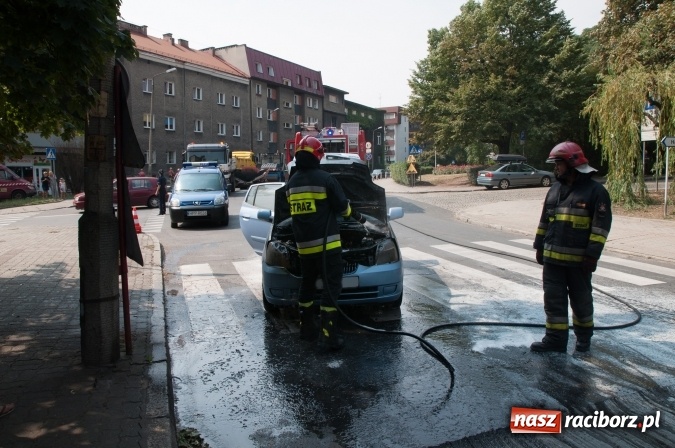 Zdjęcie w galerii na portalu naszraciborz.pl: Pożar samochodu na Drzymały. Nikomu nic się nie stało, centrum zakorkowało wiadomości z regionu