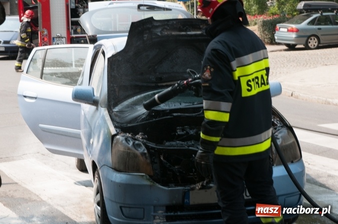 Zdjęcie w galerii na portalu naszraciborz.pl: Pożar samochodu na Drzymały. Nikomu nic się nie stało, centrum zakorkowało wiadomości z regionu