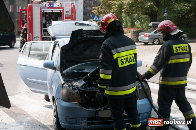 Zdjęcie w galerii na portalu naszraciborz.pl: Pożar samochodu na Drzymały. Nikomu nic się nie stało, centrum zakorkowało wiadomości z regionu