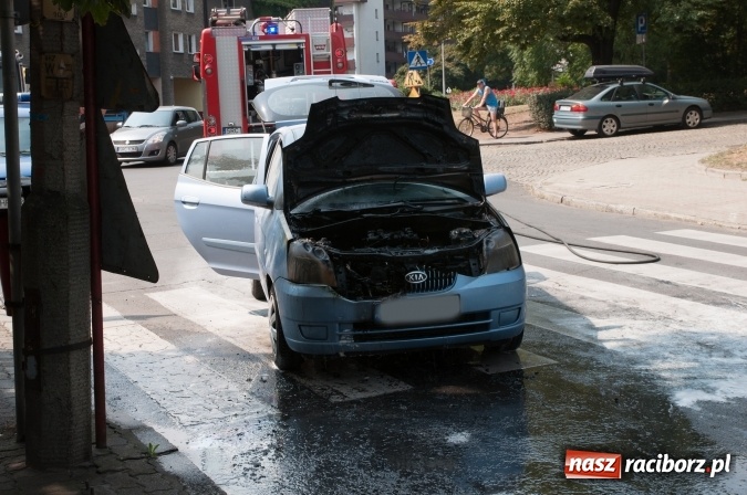 Zdjęcie w galerii na portalu naszraciborz.pl: Pożar samochodu na Drzymały. Nikomu nic się nie stało, centrum zakorkowało wiadomości z regionu