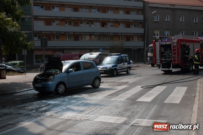 Zdjęcie w galerii na portalu naszraciborz.pl: Pożar samochodu na Drzymały. Nikomu nic się nie stało, centrum zakorkowało wiadomości z regionu
