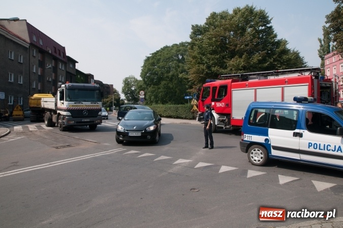 Zdjęcie w galerii na portalu naszraciborz.pl: Pożar samochodu na Drzymały. Nikomu nic się nie stało, centrum zakorkowało wiadomości z regionu
