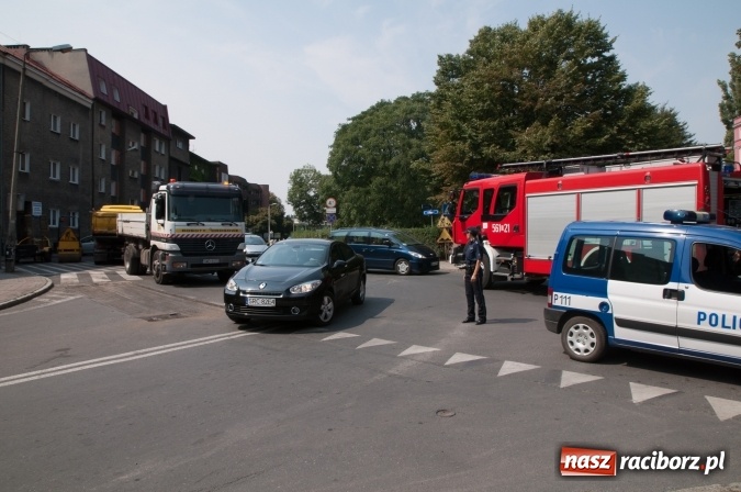 Zdjęcie w galerii na portalu naszraciborz.pl: Pożar samochodu na Drzymały. Nikomu nic się nie stało, centrum zakorkowało wiadomości z regionu