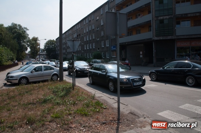 Zdjęcie w galerii na portalu naszraciborz.pl: Pożar samochodu na Drzymały. Nikomu nic się nie stało, centrum zakorkowało wiadomości z regionu