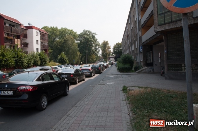Zdjęcie w galerii na portalu naszraciborz.pl: Pożar samochodu na Drzymały. Nikomu nic się nie stało, centrum zakorkowało wiadomości z regionu