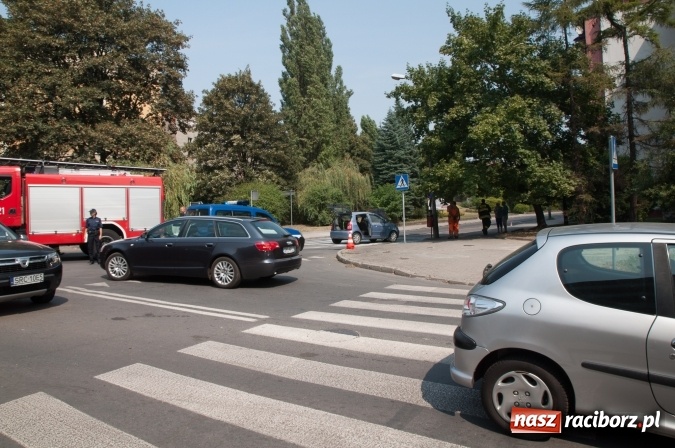 Zdjęcie w galerii na portalu naszraciborz.pl: Pożar samochodu na Drzymały. Nikomu nic się nie stało, centrum zakorkowało wiadomości z regionu