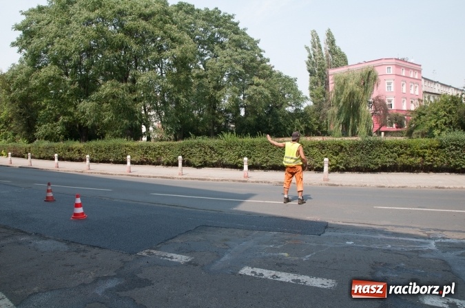 Zdjęcie w galerii na portalu naszraciborz.pl: Pożar samochodu na Drzymały. Nikomu nic się nie stało, centrum zakorkowało wiadomości z regionu
