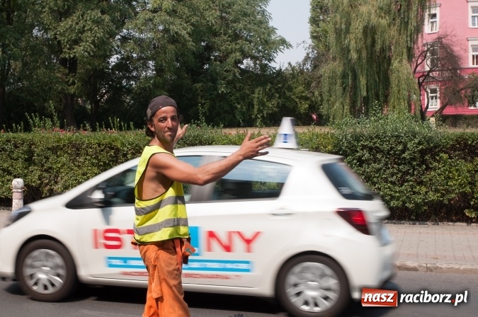 Zdjęcie w galerii na portalu naszraciborz.pl: Pożar samochodu na Drzymały. Nikomu nic się nie stało, centrum zakorkowało wiadomości z regionu