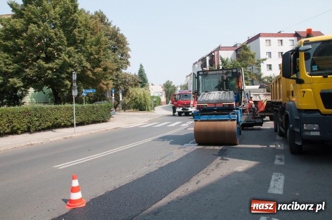 Zdjęcie w galerii na portalu naszraciborz.pl: Pożar samochodu na Drzymały. Nikomu nic się nie stało, centrum zakorkowało wiadomości z regionu