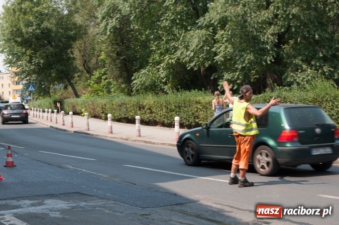 Zdjęcie w galerii na portalu naszraciborz.pl: Pożar samochodu na Drzymały. Nikomu nic się nie stało, centrum zakorkowało wiadomości z regionu