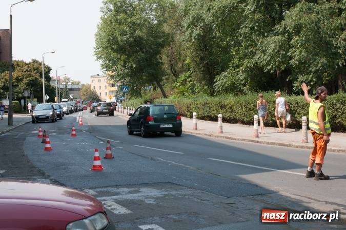 Zdjęcie w galerii na portalu naszraciborz.pl: Pożar samochodu na Drzymały. Nikomu nic się nie stało, centrum zakorkowało wiadomości z regionu