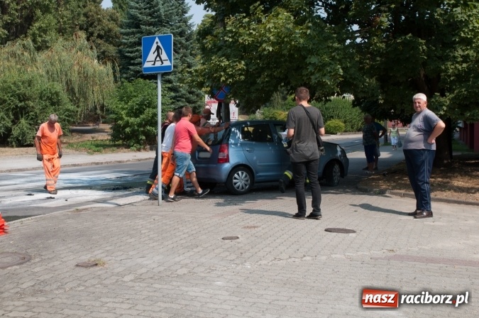 Zdjęcie w galerii na portalu naszraciborz.pl: Pożar samochodu na Drzymały. Nikomu nic się nie stało, centrum zakorkowało wiadomości z regionu