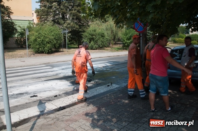 Zdjęcie w galerii na portalu naszraciborz.pl: Pożar samochodu na Drzymały. Nikomu nic się nie stało, centrum zakorkowało wiadomości z regionu