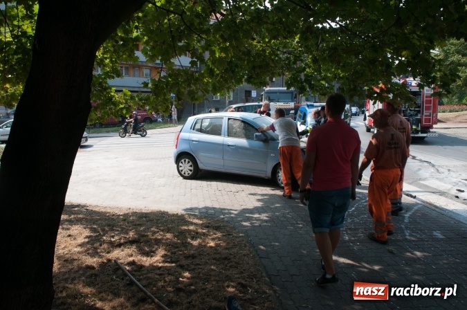 Zdjęcie w galerii na portalu naszraciborz.pl: Pożar samochodu na Drzymały. Nikomu nic się nie stało, centrum zakorkowało wiadomości z regionu