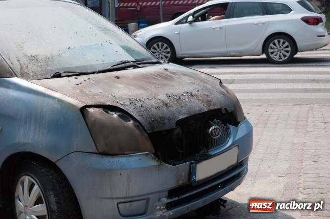 Zdjęcie w galerii na portalu naszraciborz.pl: Pożar samochodu na Drzymały. Nikomu nic się nie stało, centrum zakorkowało wiadomości z regionu