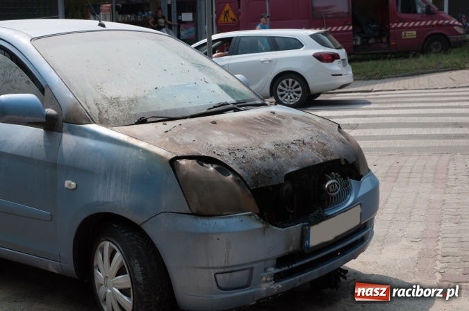 Zdjęcie w galerii na portalu naszraciborz.pl: Pożar samochodu na Drzymały. Nikomu nic się nie stało, centrum zakorkowało wiadomości z regionu