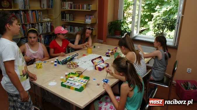 Zdjęcie w galerii na portalu naszraciborz.pl: Miniaturowe dzieła sztuki powstały w bibliotece  wiadomości z regionu