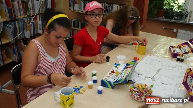 Zdjęcie w galerii na portalu naszraciborz.pl: Miniaturowe dzieła sztuki powstały w bibliotece  wiadomości z regionu