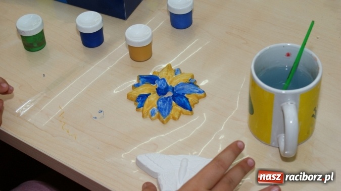 Zdjęcie w galerii na portalu naszraciborz.pl: Miniaturowe dzieła sztuki powstały w bibliotece  wiadomości z regionu