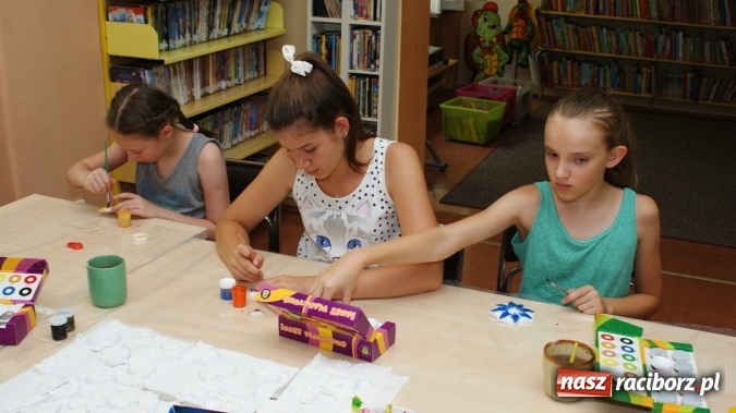 Zdjęcie w galerii na portalu naszraciborz.pl: Miniaturowe dzieła sztuki powstały w bibliotece  wiadomości z regionu