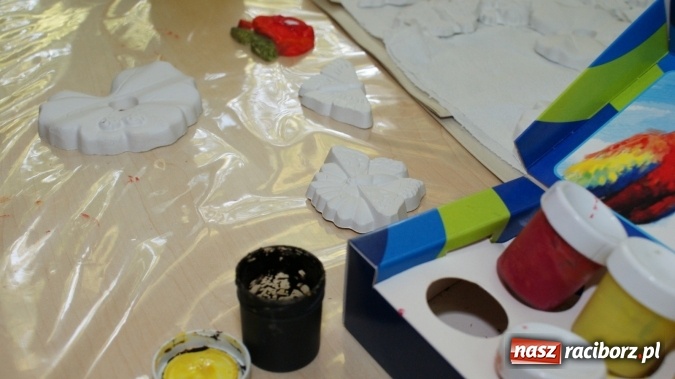 Zdjęcie w galerii na portalu naszraciborz.pl: Miniaturowe dzieła sztuki powstały w bibliotece  wiadomości z regionu