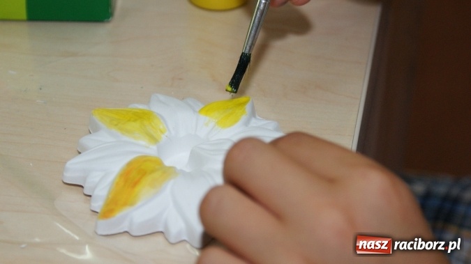 Zdjęcie w galerii na portalu naszraciborz.pl: Miniaturowe dzieła sztuki powstały w bibliotece  wiadomości z regionu