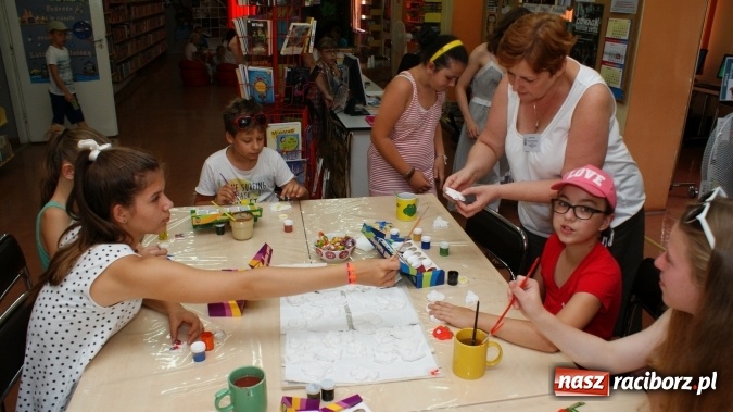 Zdjęcie w galerii na portalu naszraciborz.pl: Miniaturowe dzieła sztuki powstały w bibliotece  wiadomości z regionu