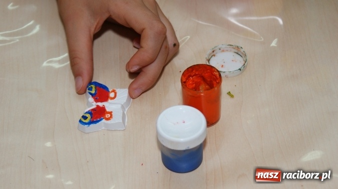 Zdjęcie w galerii na portalu naszraciborz.pl: Miniaturowe dzieła sztuki powstały w bibliotece  wiadomości z regionu