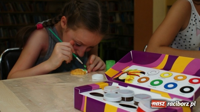 Zdjęcie w galerii na portalu naszraciborz.pl: Miniaturowe dzieła sztuki powstały w bibliotece  wiadomości z regionu