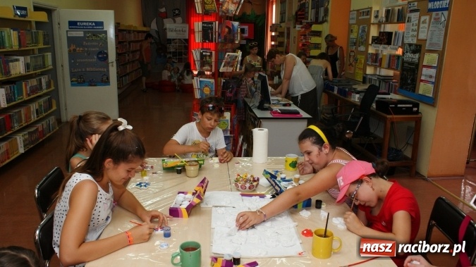 Zdjęcie w galerii na portalu naszraciborz.pl: Miniaturowe dzieła sztuki powstały w bibliotece  wiadomości z regionu