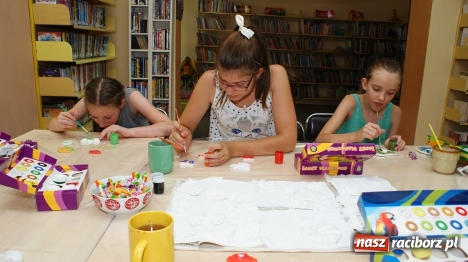 Zdjęcie w galerii na portalu naszraciborz.pl: Miniaturowe dzieła sztuki powstały w bibliotece  wiadomości z regionu