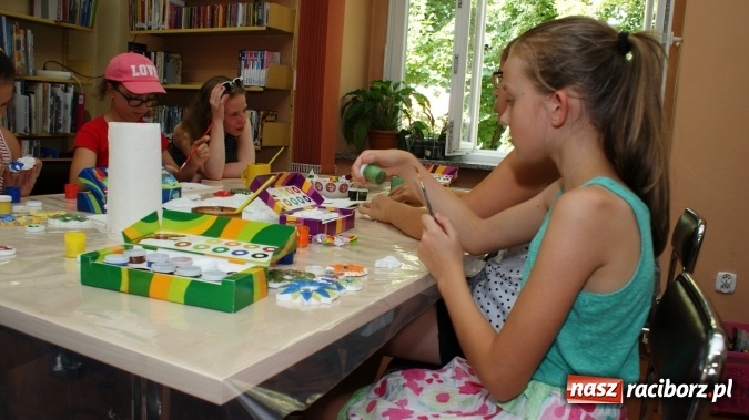 Zdjęcie w galerii na portalu naszraciborz.pl: Miniaturowe dzieła sztuki powstały w bibliotece  wiadomości z regionu