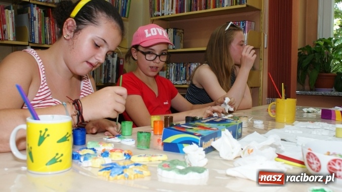 Zdjęcie w galerii na portalu naszraciborz.pl: Miniaturowe dzieła sztuki powstały w bibliotece  wiadomości z regionu