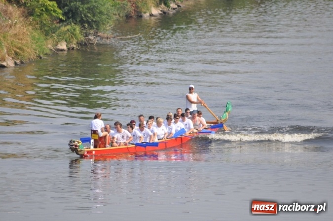 Zdjęcie w galerii na portalu naszraciborz.pl: Zobacz jak Czesi ożywiają Odrę. W Chałupkach-Boguminie zorganizowano czwarte już wyścigi smoczych łodzi wiadomości z regionu