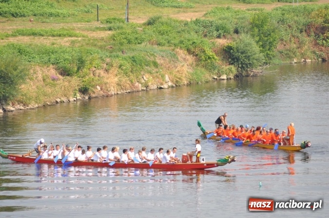 Zdjęcie w galerii na portalu naszraciborz.pl: Zobacz jak Czesi ożywiają Odrę. W Chałupkach-Boguminie zorganizowano czwarte już wyścigi smoczych łodzi wiadomości z regionu