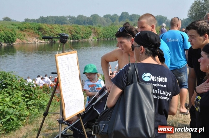 Zdjęcie w galerii na portalu naszraciborz.pl: Zobacz jak Czesi ożywiają Odrę. W Chałupkach-Boguminie zorganizowano czwarte już wyścigi smoczych łodzi wiadomości z regionu