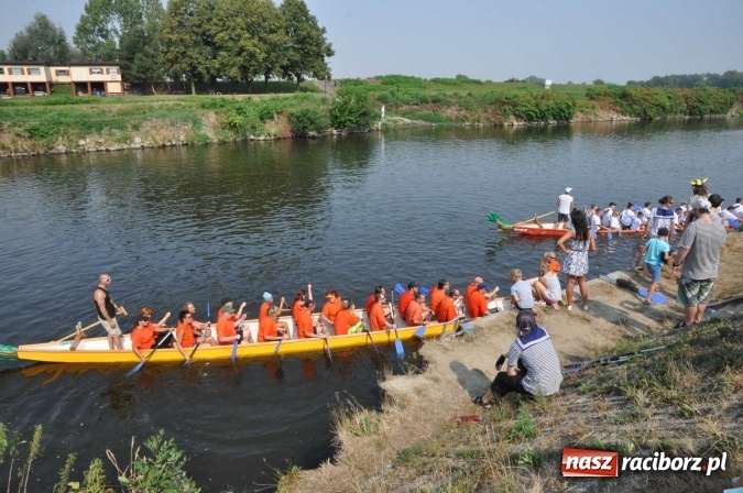 Zdjęcie w galerii na portalu naszraciborz.pl: Zobacz jak Czesi ożywiają Odrę. W Chałupkach-Boguminie zorganizowano czwarte już wyścigi smoczych łodzi wiadomości z regionu