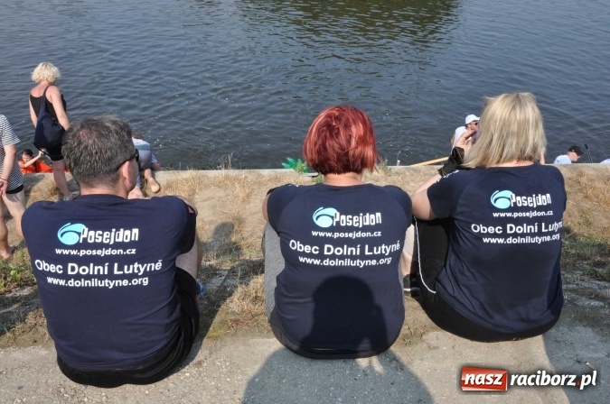 Zdjęcie w galerii na portalu naszraciborz.pl: Zobacz jak Czesi ożywiają Odrę. W Chałupkach-Boguminie zorganizowano czwarte już wyścigi smoczych łodzi wiadomości z regionu