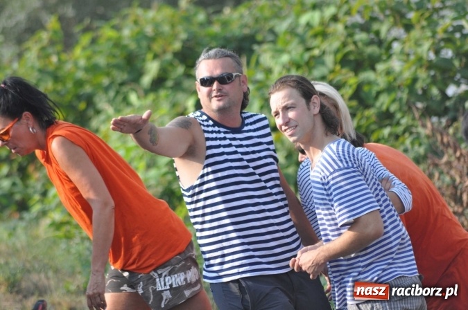 Zdjęcie w galerii na portalu naszraciborz.pl: Zobacz jak Czesi ożywiają Odrę. W Chałupkach-Boguminie zorganizowano czwarte już wyścigi smoczych łodzi wiadomości z regionu