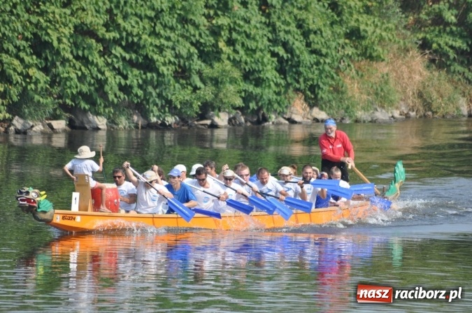 Zdjęcie w galerii na portalu naszraciborz.pl: Zobacz jak Czesi ożywiają Odrę. W Chałupkach-Boguminie zorganizowano czwarte już wyścigi smoczych łodzi wiadomości z regionu