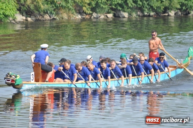 Zdjęcie w galerii na portalu naszraciborz.pl: Zobacz jak Czesi ożywiają Odrę. W Chałupkach-Boguminie zorganizowano czwarte już wyścigi smoczych łodzi wiadomości z regionu