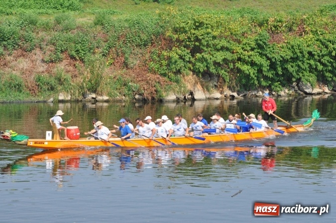 Zdjęcie w galerii na portalu naszraciborz.pl: Zobacz jak Czesi ożywiają Odrę. W Chałupkach-Boguminie zorganizowano czwarte już wyścigi smoczych łodzi wiadomości z regionu