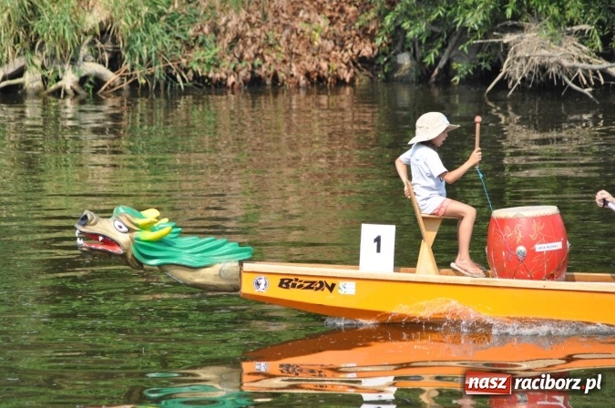 Zdjęcie w galerii na portalu naszraciborz.pl: Zobacz jak Czesi ożywiają Odrę. W Chałupkach-Boguminie zorganizowano czwarte już wyścigi smoczych łodzi wiadomości z regionu