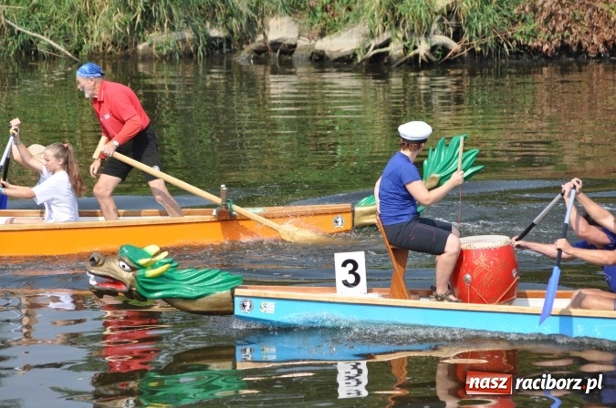 Zdjęcie w galerii na portalu naszraciborz.pl: Zobacz jak Czesi ożywiają Odrę. W Chałupkach-Boguminie zorganizowano czwarte już wyścigi smoczych łodzi wiadomości z regionu