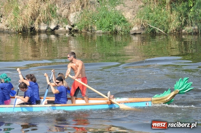 Zdjęcie w galerii na portalu naszraciborz.pl: Zobacz jak Czesi ożywiają Odrę. W Chałupkach-Boguminie zorganizowano czwarte już wyścigi smoczych łodzi wiadomości z regionu