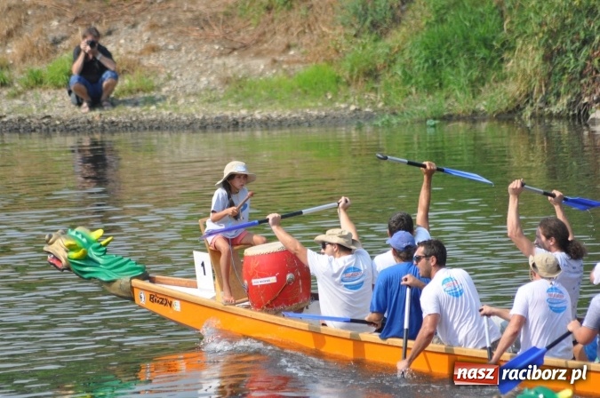 Zdjęcie w galerii na portalu naszraciborz.pl: Zobacz jak Czesi ożywiają Odrę. W Chałupkach-Boguminie zorganizowano czwarte już wyścigi smoczych łodzi wiadomości z regionu
