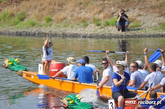 Zdjęcie w galerii na portalu naszraciborz.pl: Zobacz jak Czesi ożywiają Odrę. W Chałupkach-Boguminie zorganizowano czwarte już wyścigi smoczych łodzi wiadomości z regionu